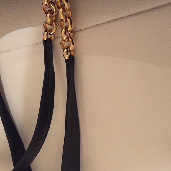 “AUTHENTIC” SALVATORE FERRAGAMO QUILTING BAG - Picture 6 of 8